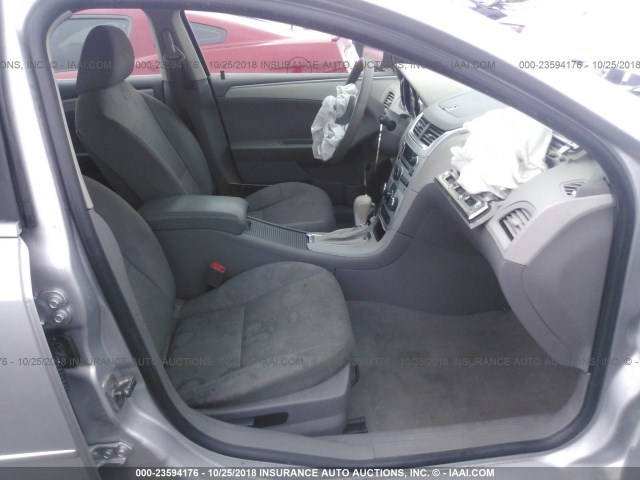 1G1ZA5E00CF383930 - 2012 CHEVROLET MALIBU LS 银色 照片 5