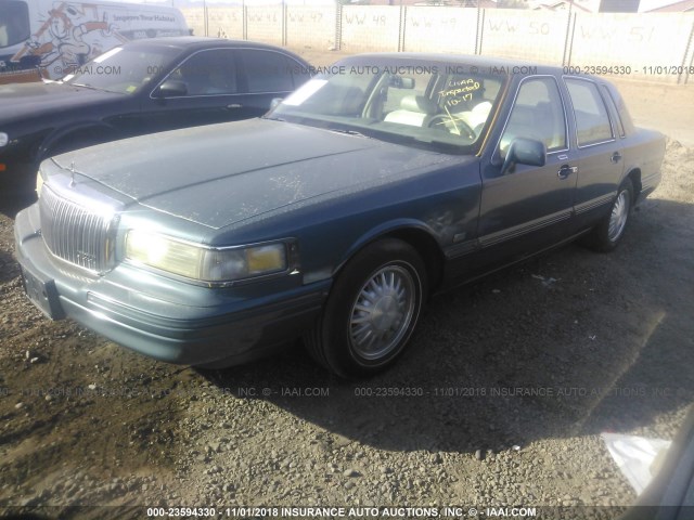 1LNLM82W6TY713665 - 1996 LINCOLN TOWN CAR SGN/DMND ANV/CYPRESS/JN GREEN photo 2