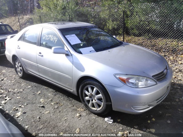 4T1BF30K52U032301 - 2002 TOYOTA CAMRY LE/XLE/SE SILVER photo 1