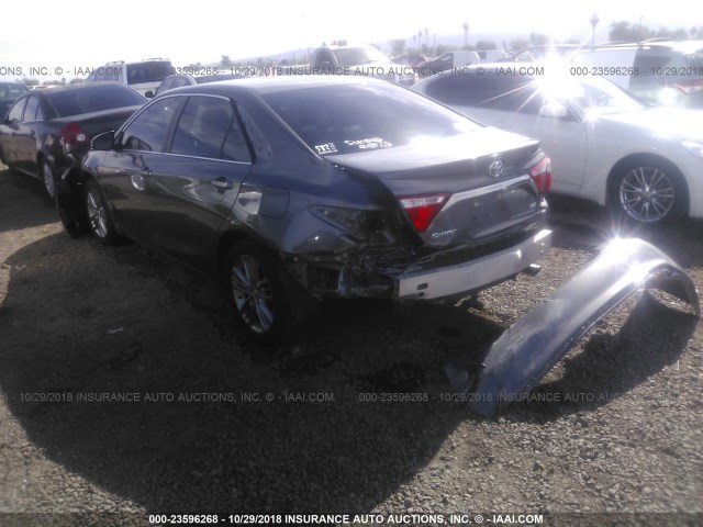 4T1BF1FK6GU141644 - 2016 TOYOTA CAMRY LE/XLE/SE/XSE GRAY photo 3