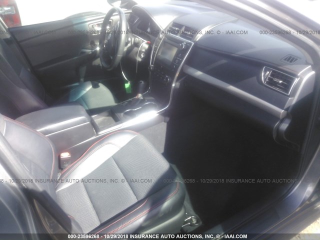 4T1BF1FK6GU141644 - 2016 TOYOTA CAMRY LE/XLE/SE/XSE GRAY photo 5