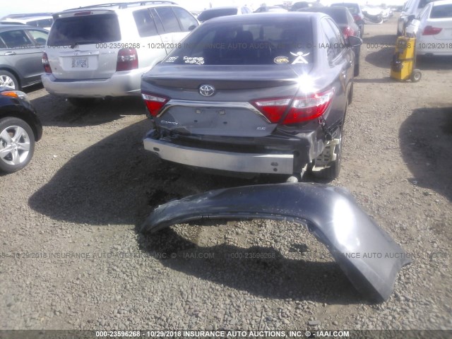 4T1BF1FK6GU141644 - 2016 TOYOTA CAMRY LE/XLE/SE/XSE GRAY photo 6