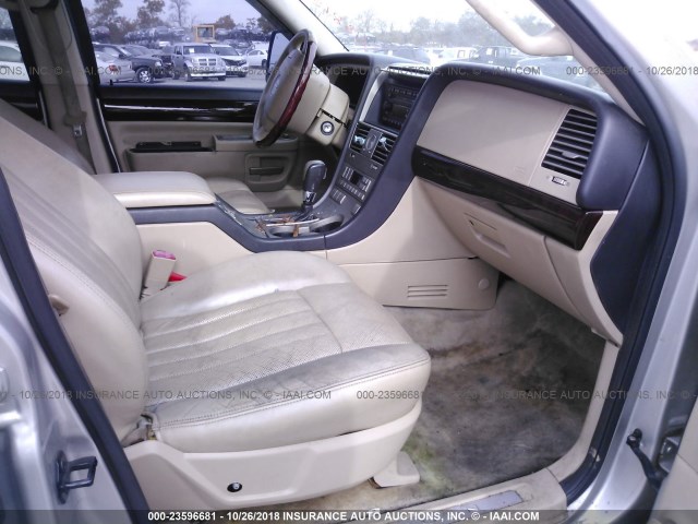 5LMEU88H15ZJ13812 - 2005 LINCOLN AVIATOR 银色 照片 5
