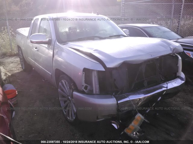 2GCEC19C671602030 - 2007 CHEVROLET SILVERADO C1500 SILVER photo 1