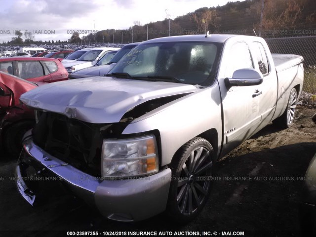 2GCEC19C671602030 - 2007 CHEVROLET SILVERADO C1500 SILVER photo 2