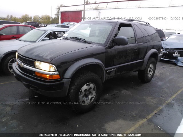 1GNCT18W7YK259062 - 2000 CHEVROLET BLAZER BLACK photo 2