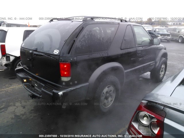 1GNCT18W7YK259062 - 2000 CHEVROLET BLAZER BLACK photo 4