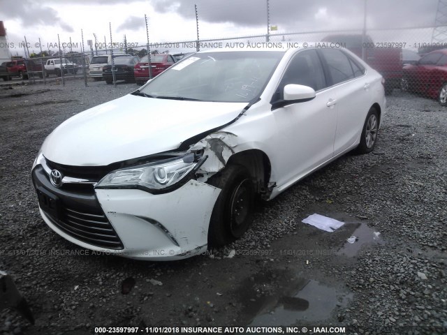 4T1BF1FK6GU181822 - 2016 TOYOTA CAMRY LE/XLE/SE/XSE WHITE photo 2