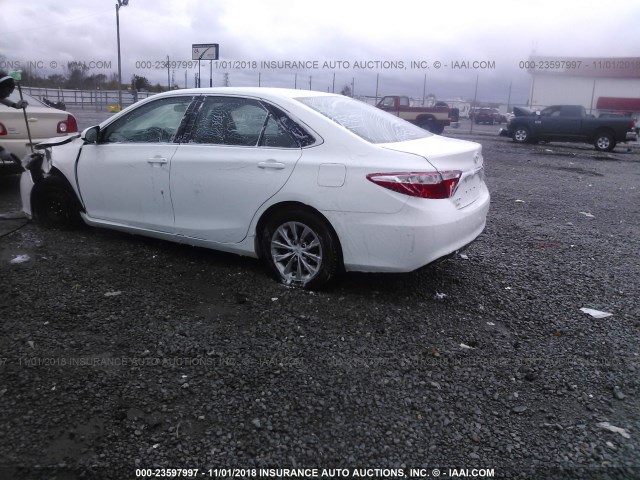 4T1BF1FK6GU181822 - 2016 TOYOTA CAMRY LE/XLE/SE/XSE WHITE photo 3
