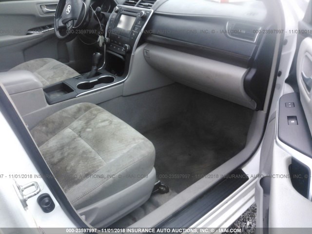 4T1BF1FK6GU181822 - 2016 TOYOTA CAMRY LE/XLE/SE/XSE WHITE photo 5