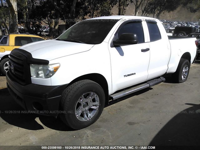 5TFUM5F1XAX009137 - 2010 TOYOTA TUNDRA DOUBLE CAB SR5 WHITE photo 2