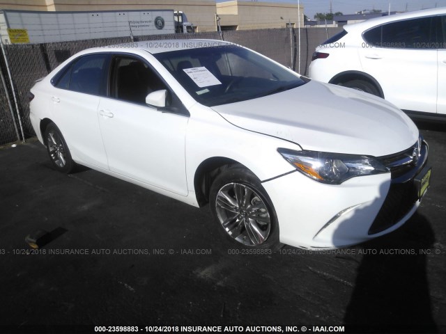 4T1BF1FK5HU657849 - 2017 TOYOTA CAMRY LE/XLE/SE/XSE WHITE photo 1