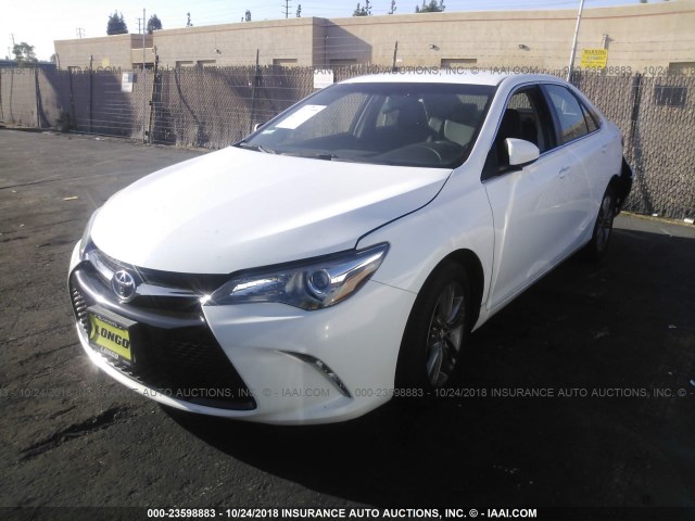 4T1BF1FK5HU657849 - 2017 TOYOTA CAMRY LE/XLE/SE/XSE WHITE photo 2