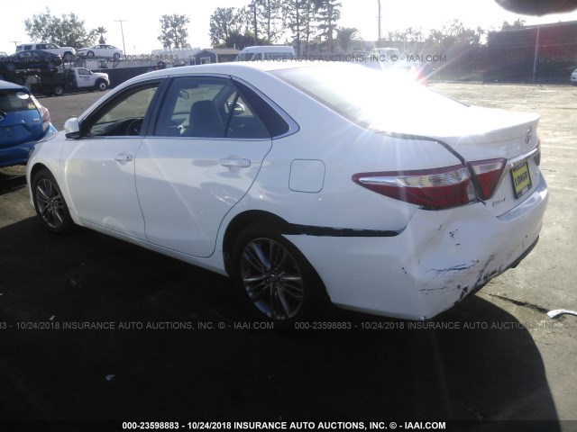 4T1BF1FK5HU657849 - 2017 TOYOTA CAMRY LE/XLE/SE/XSE WHITE photo 3