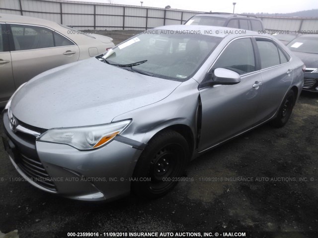 4T1BF1FK6FU039341 - 2015 TOYOTA CAMRY LE/XLE/SE/XSE SILVER photo 2