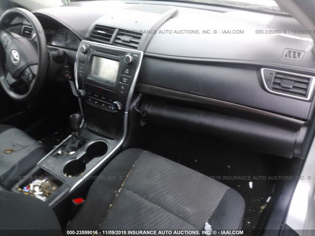 4T1BF1FK6FU039341 - 2015 TOYOTA CAMRY LE/XLE/SE/XSE SILVER photo 5