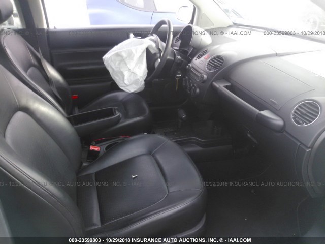 3VWPG3AGXAM011218 - 2010 VOLKSWAGEN NEW BEETLE Weiß Foto 5