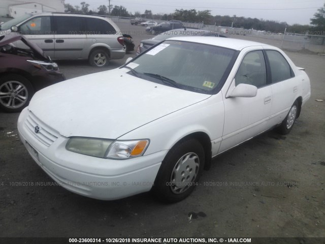 4T1BG22K6VU006363 - 1997 TOYOTA CAMRY CE/LE/XLE WHITE photo 2