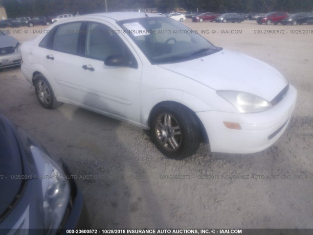 1FAFP34P3YW107623 - 2000 FORD FOCUS SE/SE COMFORT WHITE photo 1