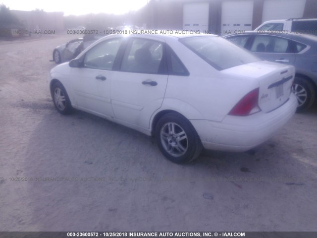 1FAFP34P3YW107623 - 2000 FORD FOCUS SE/SE COMFORT WHITE photo 3