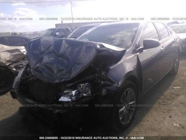 4T1BF1FK1HU334690 - 2017 TOYOTA CAMRY LE/XLE/SE/XSE GRAY photo 2