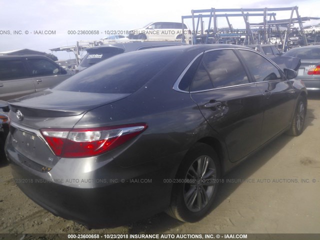 4T1BF1FK1HU334690 - 2017 TOYOTA CAMRY LE/XLE/SE/XSE GRAY photo 4