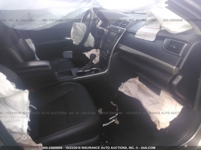 4T1BF1FK1HU334690 - 2017 TOYOTA CAMRY LE/XLE/SE/XSE GRAY photo 5