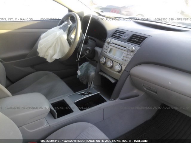 4T1BF3EK0BU753974 - 2011 TOYOTA CAMRY SE/LE/XLE 银色 照片 5