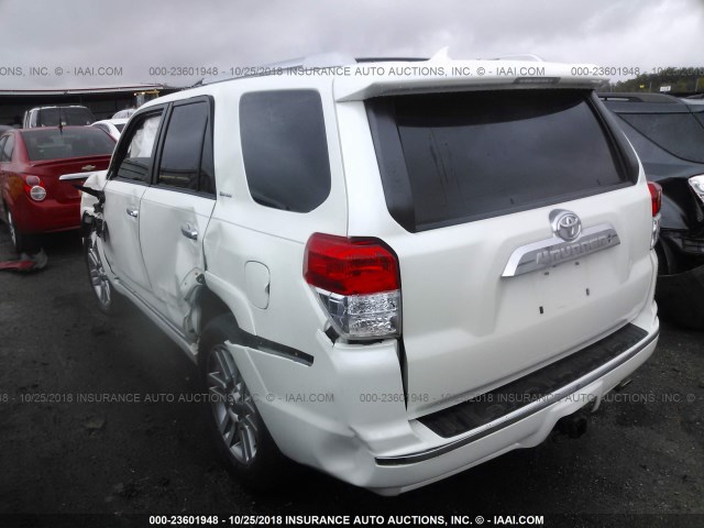 JTEBU5JR5D5131775 - 2013 TOYOTA 4RUNNER SR5/LIMITED/TRAIL WHITE photo 3