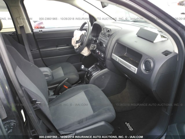 1C4NJCBAXGD560699 - 2016 JEEP COMPASS SPORT GRAY photo 5