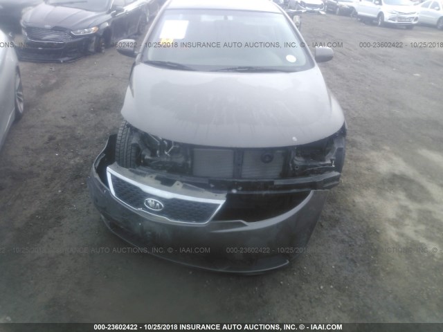 KNAFU4A20D5734651 - 2013 KIA FORTE EX GRAY photo 6