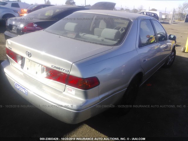 JT2BG22K810578730 - 2001 TOYOTA CAMRY CE/LE/XLE 银色 照片 4