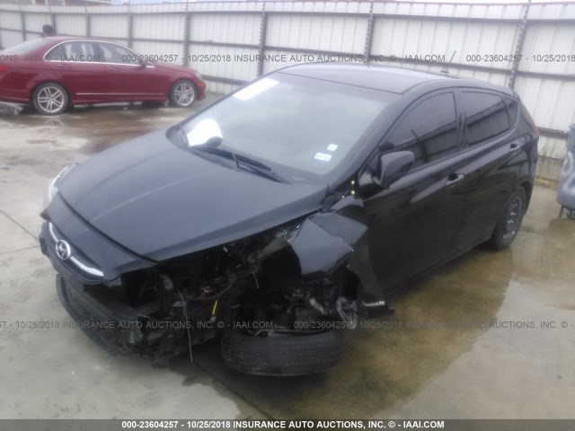 KMHCT5AE4GU237021 - 2016 HYUNDAI ACCENT SE BLACK photo 2