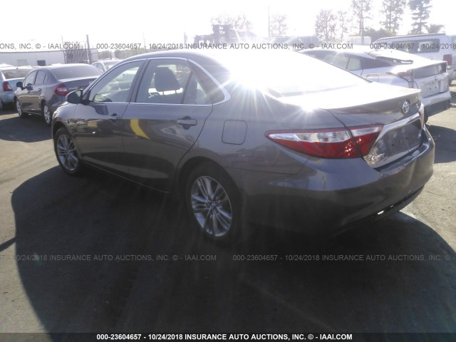 4T1BF1FK3GU547400 - 2016 TOYOTA CAMRY LE/XLE/SE/XSE GRAY photo 3