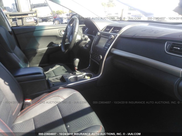 4T1BF1FK3GU547400 - 2016 TOYOTA CAMRY LE/XLE/SE/XSE GRAY photo 5