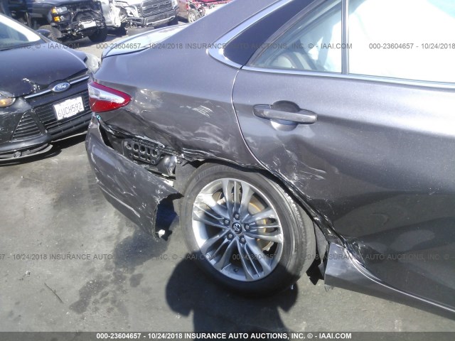 4T1BF1FK3GU547400 - 2016 TOYOTA CAMRY LE/XLE/SE/XSE GRAY photo 6