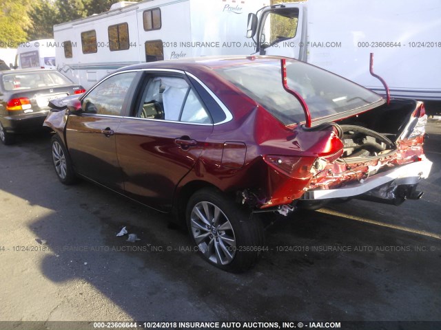 4T1BF1FK3HU673709 - 2017 TOYOTA CAMRY LE/XLE/SE/XSE RED photo 3