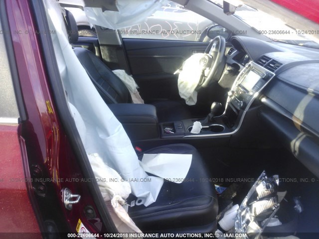 4T1BF1FK3HU673709 - 2017 TOYOTA CAMRY LE/XLE/SE/XSE RED photo 5