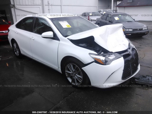 4T1BF1FK6FU004007 - 2015 TOYOTA CAMRY LE/XLE/SE/XSE WHITE photo 1