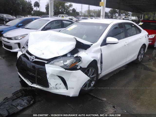 4T1BF1FK6FU004007 - 2015 TOYOTA CAMRY LE/XLE/SE/XSE WHITE photo 2