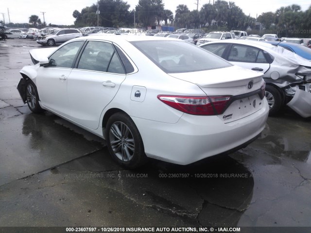 4T1BF1FK6FU004007 - 2015 TOYOTA CAMRY LE/XLE/SE/XSE WHITE photo 3