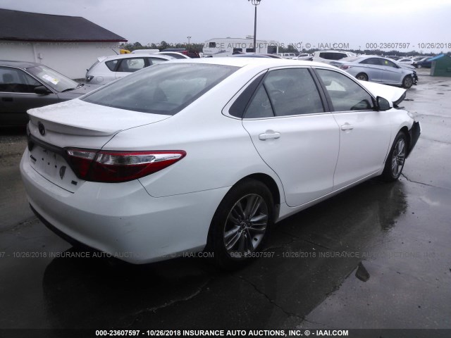 4T1BF1FK6FU004007 - 2015 TOYOTA CAMRY LE/XLE/SE/XSE WHITE photo 4