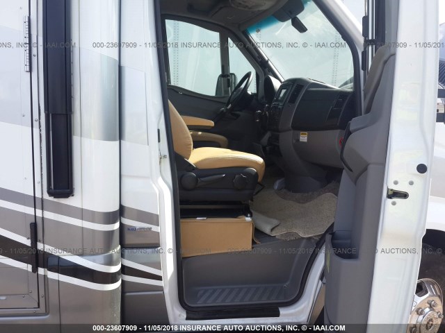 WDAPF4CC0G9666018 - 2017 WINNEBAGO 24 J SPRINT  WHITE photo 5