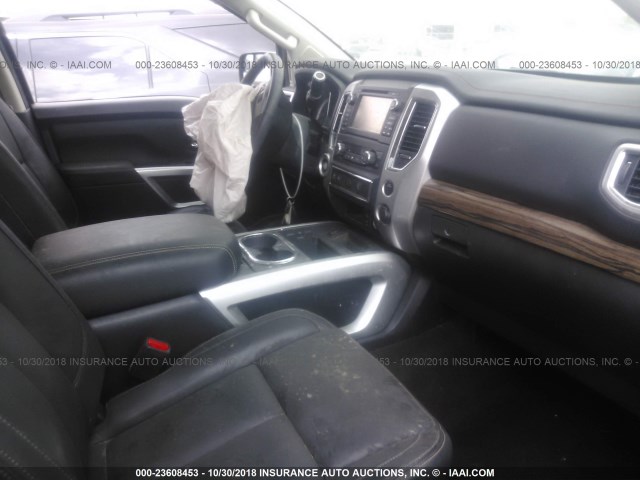 1N6AA1E60HN526709 - 2017 NISSAN TITAN SV/SL/PLATINUM RESERVE GRAY photo 5