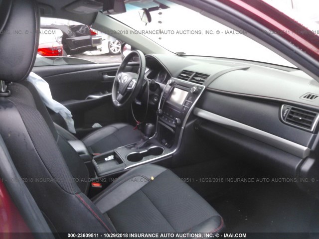 4T1BF1FK5GU546779 - 2016 TOYOTA CAMRY LE/XLE/SE/XSE RED photo 5