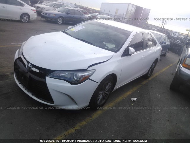 4T1BF1FK0FU046642 - 2015 TOYOTA CAMRY LE/XLE/SE/XSE WHITE photo 2