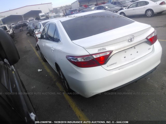 4T1BF1FK0FU046642 - 2015 TOYOTA CAMRY LE/XLE/SE/XSE WHITE photo 3