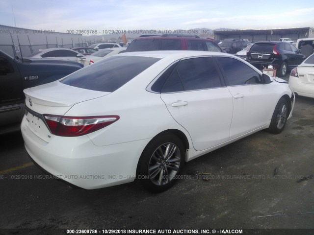 4T1BF1FK0FU046642 - 2015 TOYOTA CAMRY LE/XLE/SE/XSE WHITE photo 4