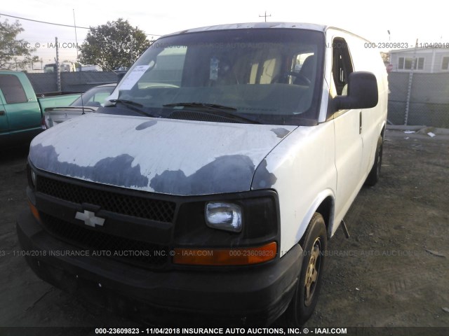 1GCFG15X341105696 - 2004 CHEVROLET EXPRESS G1500  WHITE photo 2