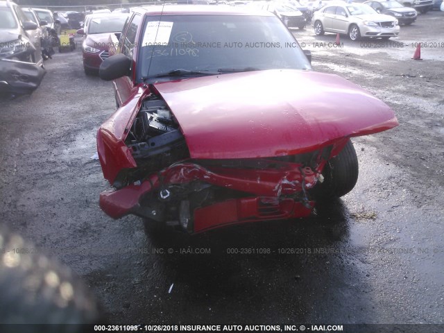 1GCCS19W228224184 - 2002 CHEVROLET S TRUCK S10 RED photo 6